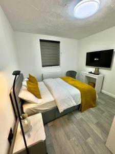 珀弗利特Ensuite Luxury Bedroom In Purfleet的一间卧室配有一张大床和一台平面电视