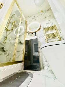 珀弗利特Ensuite Luxury Bedroom In Purfleet的一间带水槽和白色大理石墙的浴室