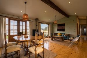 卡斯特鲁La Casa del Humedal的客厅配有木桌和沙发