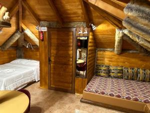OítiΟ Σκίουρος Παραδοσιακοί Ξενώνες的小木屋内的卧室配有1张床和镜子
