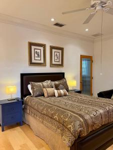 Lake AlfredThe Signature Orange Grove Suite的一间卧室设有一张大床、两盏灯和天花板。