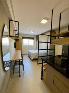 莫索罗Studio Moderno Westfit的客房设有一张床、一张书桌和一间厨房