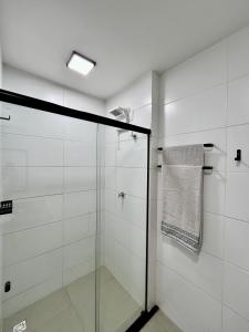 莫索罗Studio Moderno Westfit的浴室内带玻璃门的淋浴间