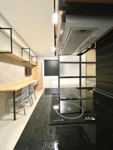 莫索罗Studio Moderno Westfit的一间厨房,里面设有黑色台面