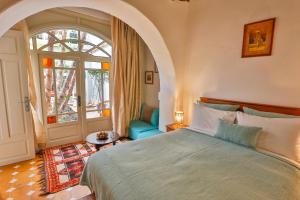 索维拉车姆斯布鲁酒店的一间卧室设有一张大床和一个窗户。