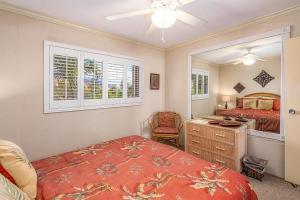 怀卢库Maalaea Kai 311 - Direct Ocean Front, Split AC的一间卧室配有一张床、一张书桌和一个梳妆台