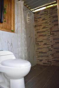 比利亚维哈San José Tatacoa的浴室配有白色卫生间和淋浴。