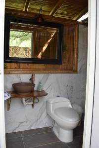 比利亚维哈San José Tatacoa的一间带卫生间和水槽的浴室