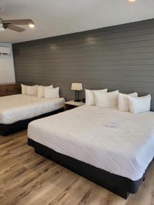 克利尔沃特Devon Shores的一间卧室配有两张带白色枕头的床