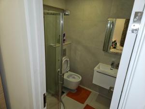 伦敦London Glamour Apartments的带淋浴、卫生间和盥洗盆的浴室