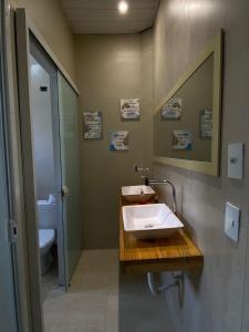 库里提巴Gup Hostel的一间带水槽和卫生间的浴室