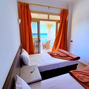 达哈布Lucky Village Dahab的一间卧室设有一张床,享有海景