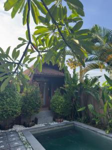 MungguSeseh Cabin Villa的别墅前设有游泳池