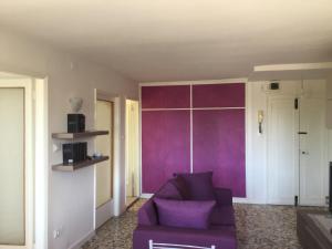 威尼斯安纳利萨公寓 的客厅配有紫色沙发和紫色墙壁