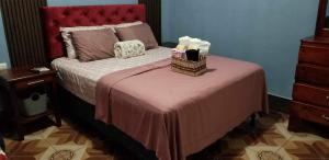 San BenitoCasa Victoria的一间卧室配有一张红色床头板的床