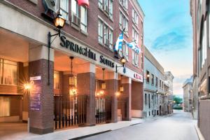 蒙特利尔SpringHill Suites by Marriott Old Montreal的一座标有春季山丘套房草原测量标志的建筑