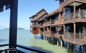 珍南海滩Villa Dalam Laut 580的水面上一排木结构建筑