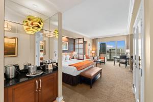 拉斯维加斯Lucky Gem Luxury Suite MGM Signature, Balcony Strip View 2605的酒店客房配有一张特大号床和一张书桌