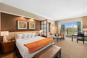 拉斯维加斯Lucky Gem Luxury Suite MGM Signature, Balcony Strip View 2605的大型酒店客房,配有一张床和一张书桌