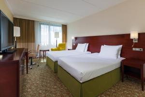 杜塞尔多夫杜塞尔多夫希斯特尔万豪酒店的酒店客房设有两张床和电视。