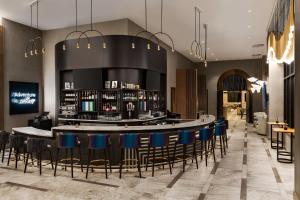 皇后区Marriott New York JFK Airport的大堂设有带蓝色凳子的酒吧