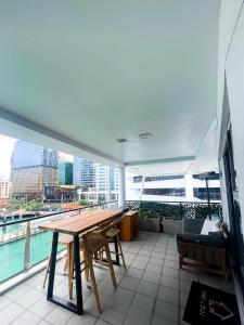 奥克兰Luxury Apartment - Parking - Hot Tub - Stunning Views的阳台设有木桌,享有城市美景。