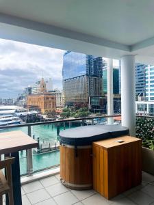 奥克兰Luxury Apartment - Parking - Hot Tub - Stunning Views的市景阳台