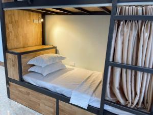 宁平Tam Coc Guest House & Hostel的双层床配有白色床单和枕头