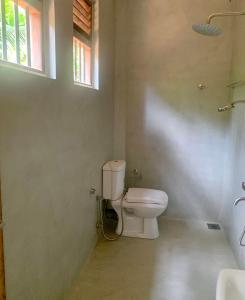 米迪加马东Aldea bleu的一间带卫生间和窗户的浴室