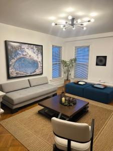 诺沃克Beautiful 2BR apt in Beach community, Close to Train and hwys! ONLY 1 hr to NYC!的客厅配有沙发和桌子