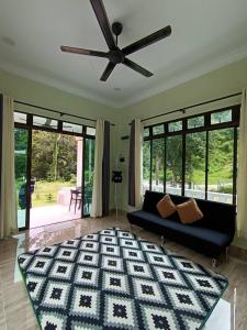 Padang RengasDango1881muslim riverstay的带沙发和吊扇的客厅