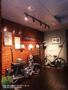 双溪林明乡村景观宾馆的摩托车停在一个自行车房间