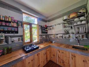 马拉里Kihala Homestay的厨房配有木制橱柜、水槽和窗户。