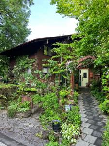 上山市Zao Pension Aramiya - Vacation STAY 86181v的前面有花园的砖房
