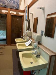 上山市Zao Pension Aramiya - Vacation STAY 86181v的浴室设有3个水槽和2面镜子