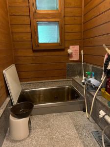 上山市Zao Pension Aramiya - Vacation STAY 86181v的一间带水槽和浴缸的厨房