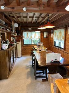 上山市Zao Pension Aramiya - Vacation STAY 86181v的一间厨房,内设一张大木桌