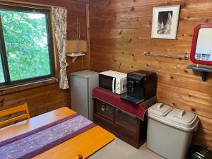 上山市Zao Pension Aramiya - Vacation STAY 86181v的小客房配有微波炉和冰箱。