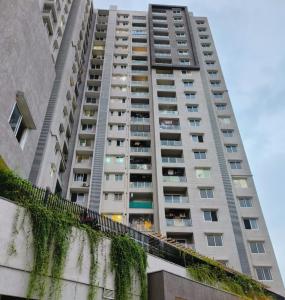 班加罗尔Anvaya Tranquility的一座长有常春藤的高楼公寓