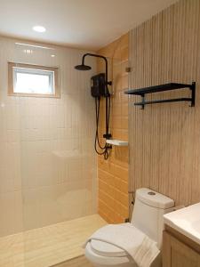 苏梅岛Amity Beach Resort的浴室配有白色卫生间和淋浴。