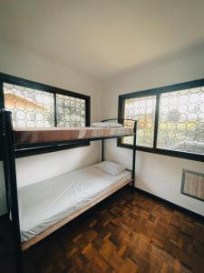 大雅台Sky Rancho Hostel的带两张双层床的客房,设有两扇窗户