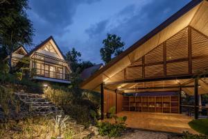 珀尼达岛Deep Roots Dive & Yoga Resort的拥有木质外墙的现代房屋