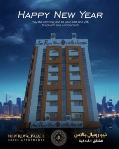 阿吉曼New Royal Palace Hotel Apartments的一座高大的建筑,上面有新年快乐的标志