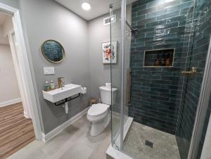 玛丽埃塔市Modern Luxe Family & Groups Friendly Bungalow with Patio & Workspace的带淋浴、卫生间和盥洗盆的浴室