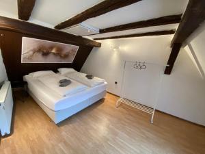 马克特布赖特Blick in den Malerwinkel的卧室配有一张床,墙上挂有绘画作品