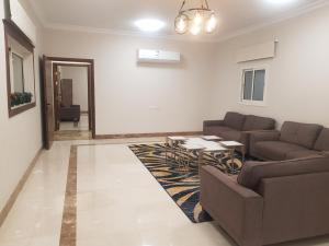 Abyār ‘Alīمورايا Murraya的客厅配有两张沙发和一张桌子