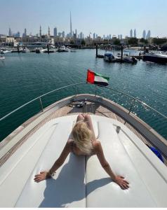 迪拜Stella Romana Yacht的女人坐在水中的船上
