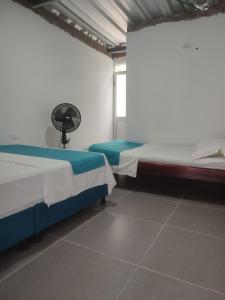 比利亚维哈Proyecto MOONLIGHT的客房设有两张床和风扇。