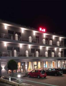 亚历山德鲁波利斯希里酒店的一家晚上停在酒店前面的汽车酒店