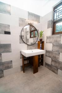 坦加拉Dream Villa - Tangalle的一间带水槽和镜子的浴室